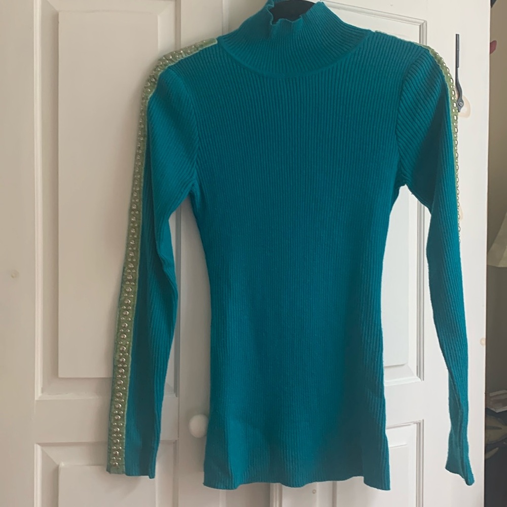 Besutiful dark enersld /turquoise sweater with silver studs